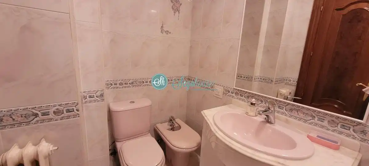Bathroom of Flat for sale in Segovia  with Heating, Parquet flooring and Terrace