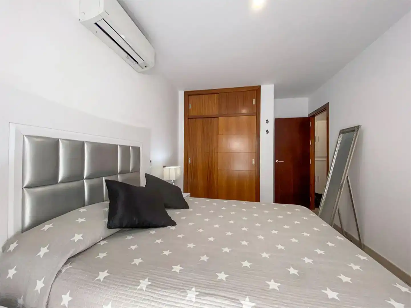 Schlafzimmer von Dachboden zum Verkauf in Guía de Isora mit Klimaanlage und Balkon
