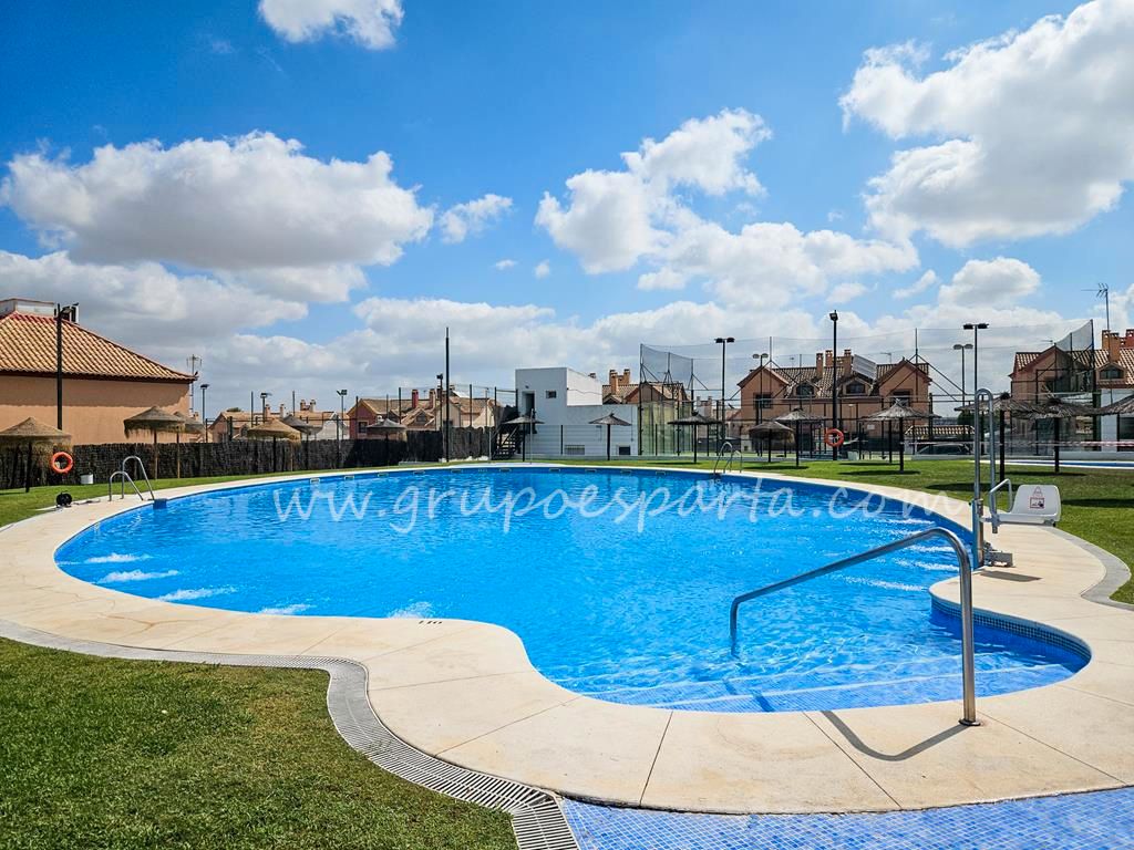 Piscina de Casa adosada en venda en Espartinas amb Aire condicionat, Terrassa i Traster