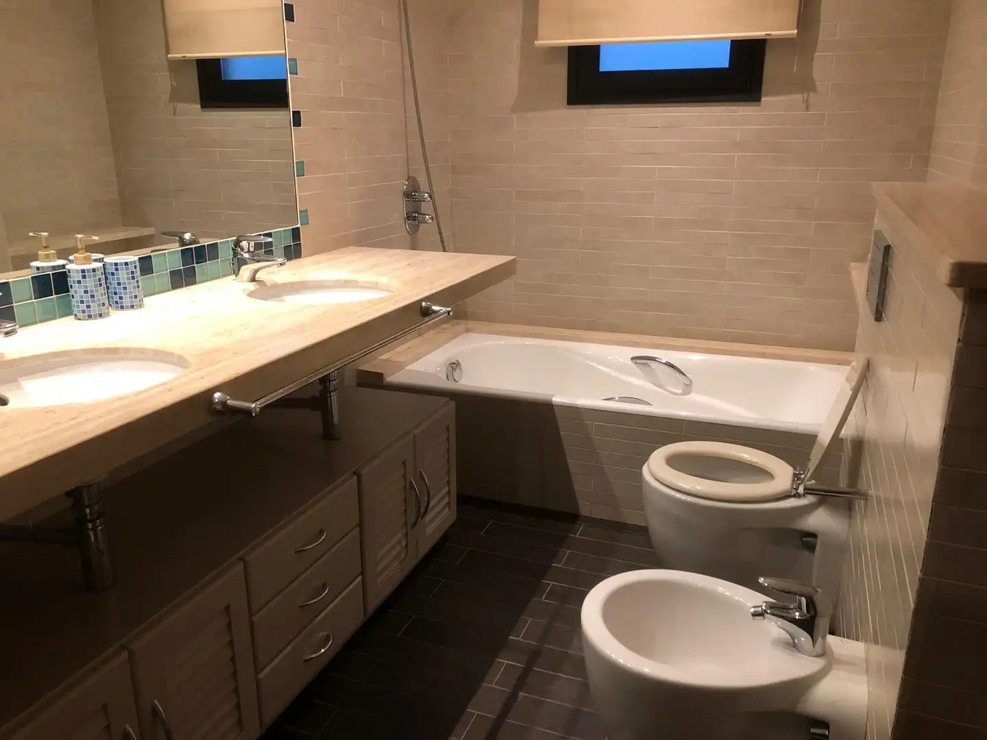 Baño de Casa adosada de alquiler en Figueres con Calefacción, Jardín privado y Terraza