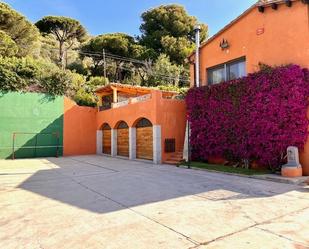 Vista exterior de Casa o xalet en venda en Montcada i Reixac amb Calefacció, Jardí privat i Terrassa