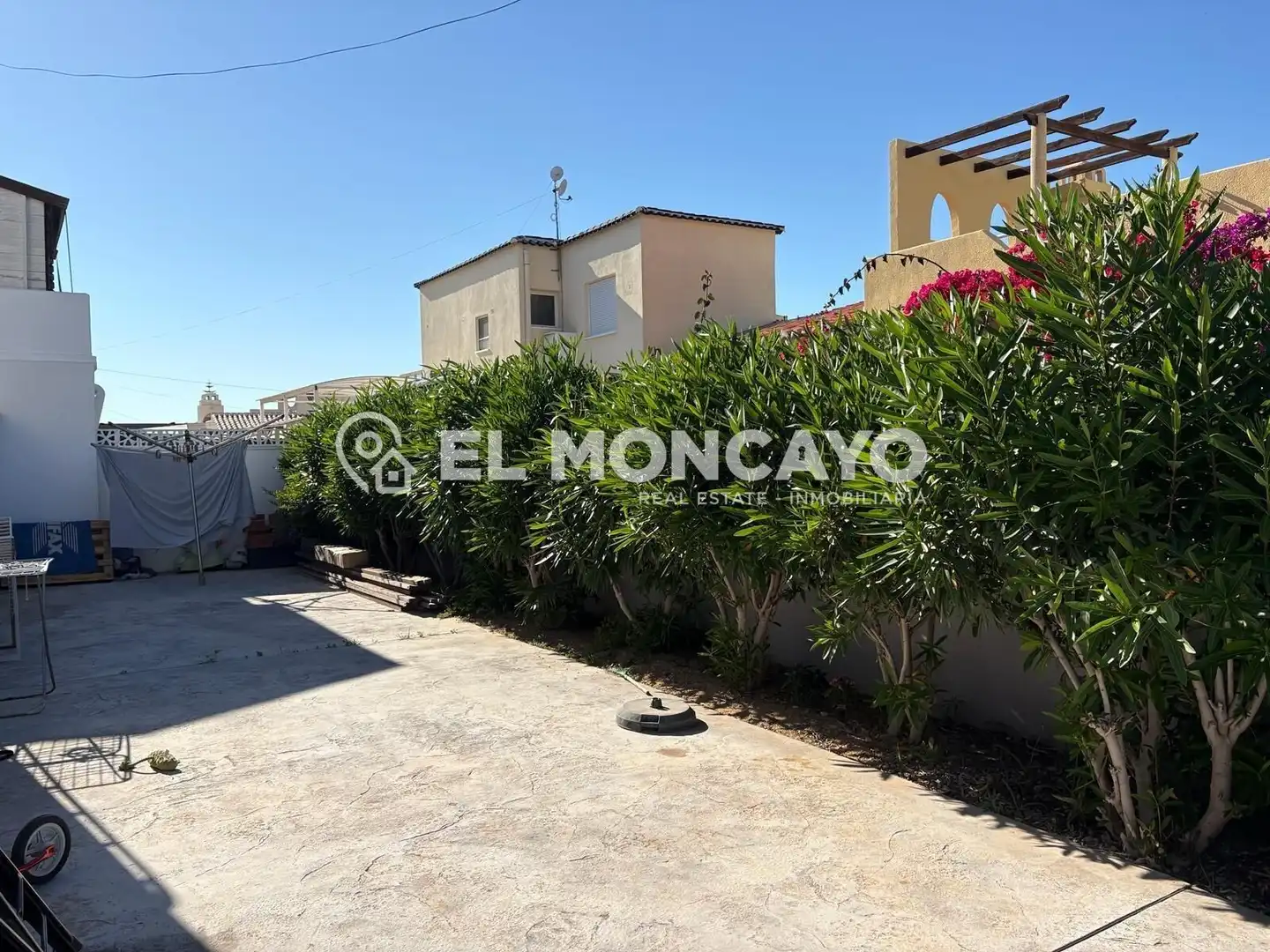 Vista exterior de Casa o chalet en venta en Torrevieja con Jardín privado, Terraza y Piscina