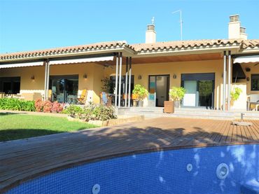 House with pool for sale in Eixample Residencial