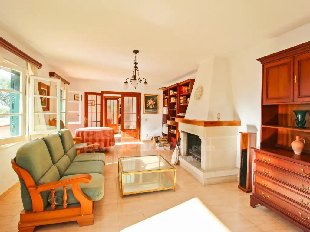 Sala de estar de Finca rústica en venta en Ferreries con Aire acondicionado, Calefacción y Jardín privado