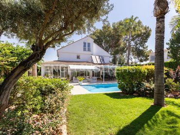 Casa con balcón en venta en Montealegre