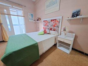 Dormitori de Apartament de lloguer en Las Palmas de Gran Canaria amb Moblat, Rentadora i Microones