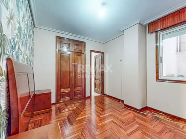 Dormitori de Pis en venda en Vigo  amb Calefacció, Parquet i Traster