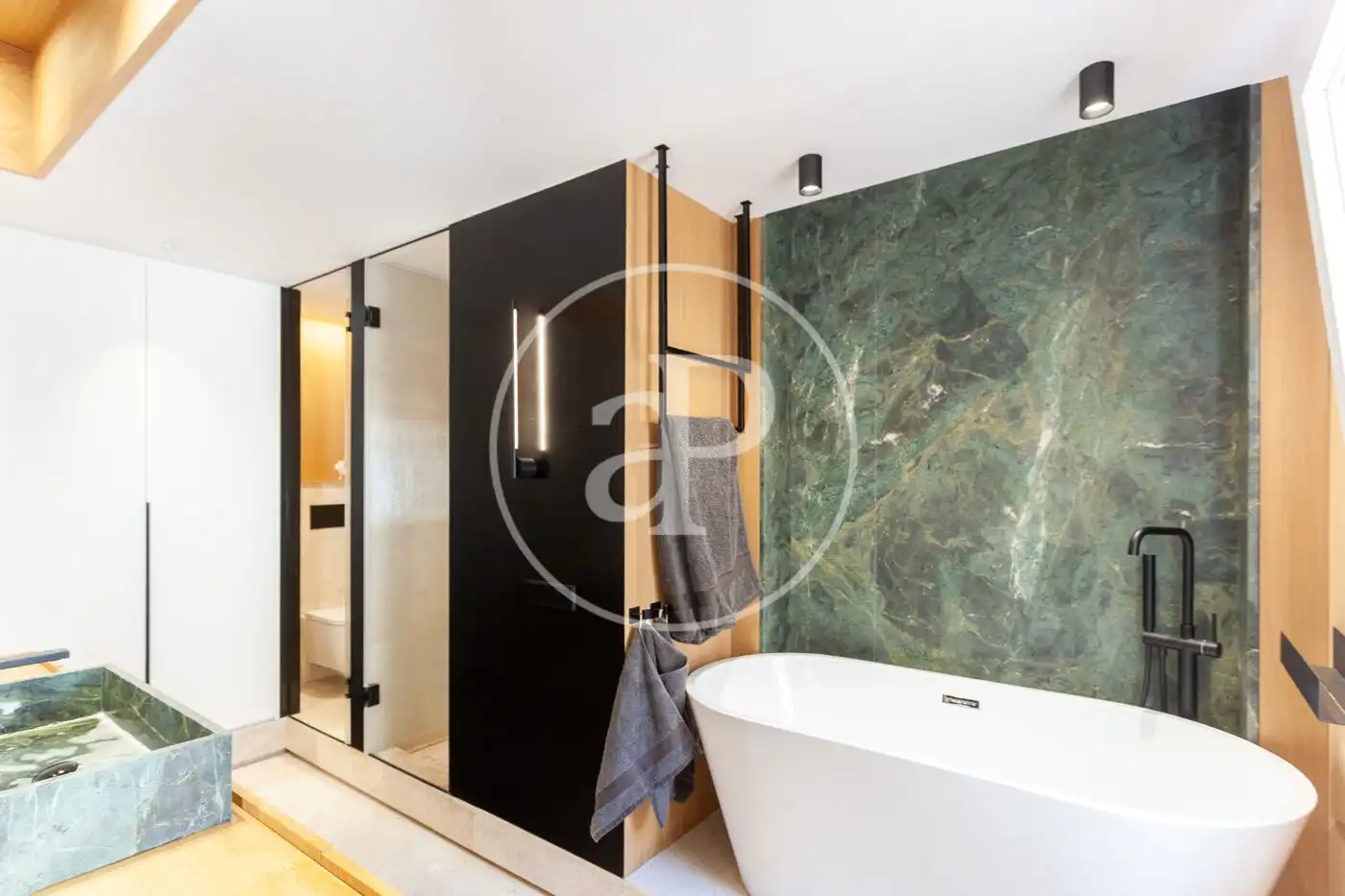 Bathroom of Flat for sale in Madrid  with Air Conditioner, Heating and Terrace