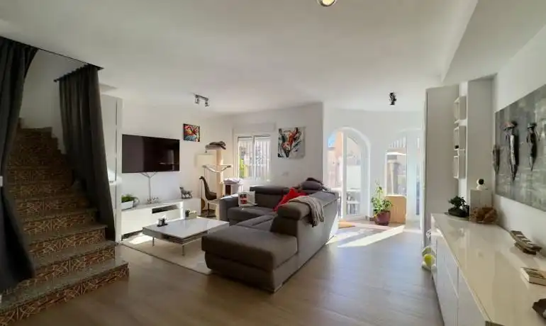 Sala d'estar de Casa adosada en venda en Orihuela amb Aire condicionat, Jardí privat i Terrassa