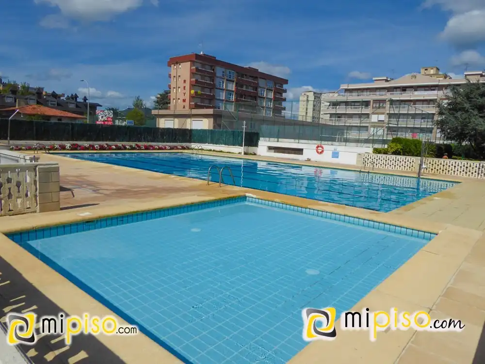 Piscina de Pis de lloguer en Laredo amb Calefacció, Terrassa i Piscina