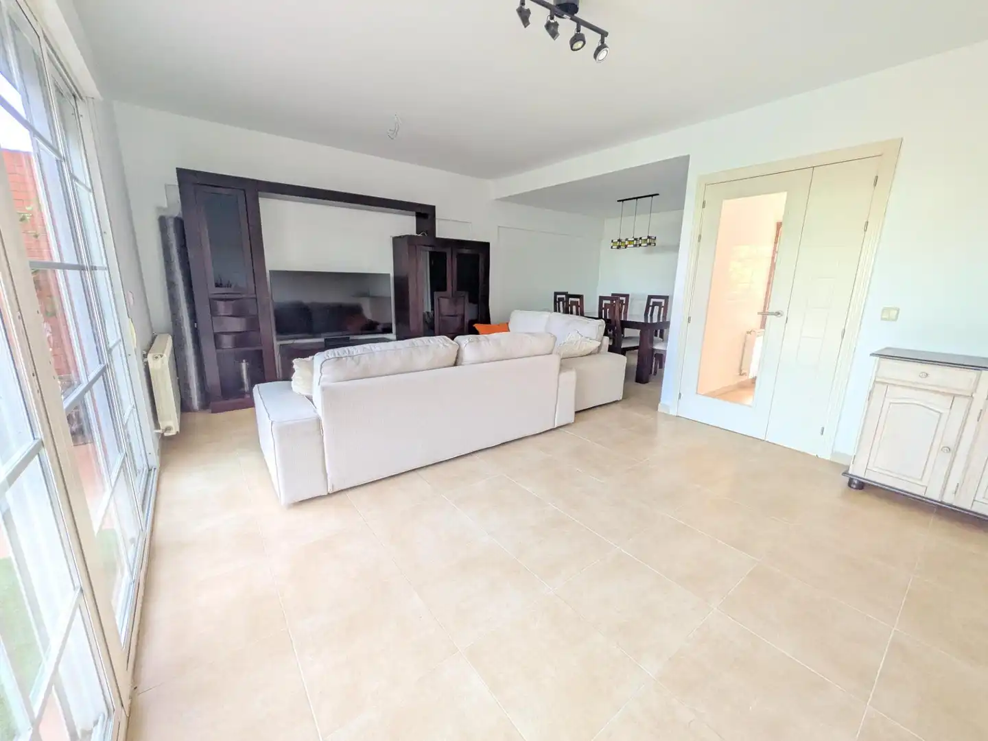 Sala d'estar de Casa adosada en venda en Villalbilla amb Calefacció, Jardí privat i Terrassa