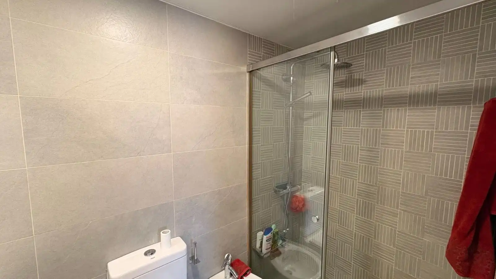 Badezimmer von Wohnung zum Verkauf in L'Hospitalet de Llobregat mit Parkett