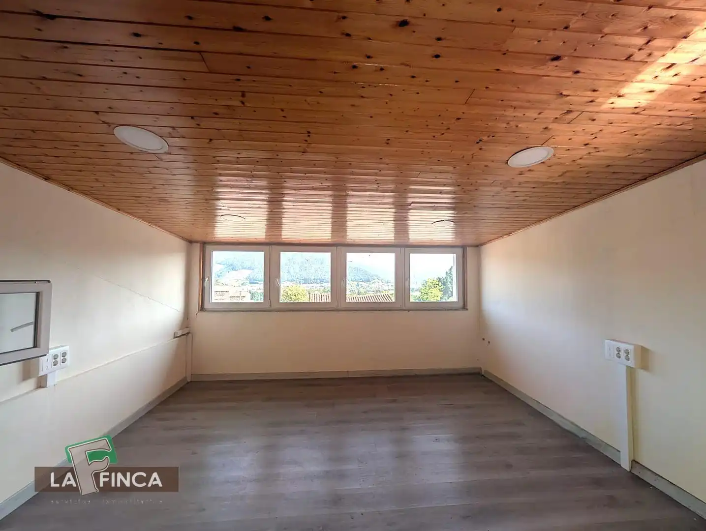 Wohnzimmer von Fabrikhallen zum Verkauf in Pravia