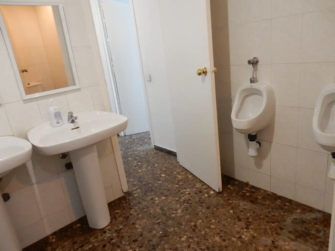 Bany de Local en venda en Rubí amb Aire condicionat, Calefacció i Terrassa