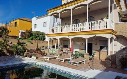 Vista exterior de Casa o xalet en venda en Gelves amb Aire condicionat, Jardí privat i Terrassa