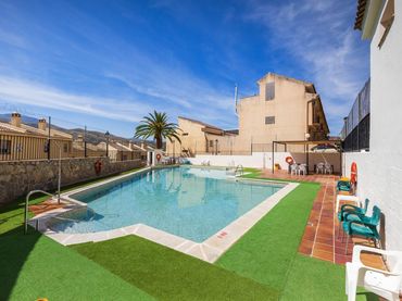 Semi-detached house with balcony for sale in Calle de María Pinet