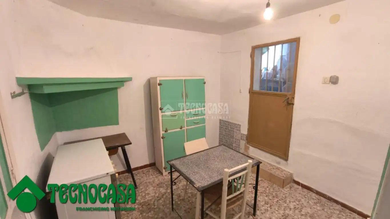 Küche von Einfamilien-Reihenhaus zum Verkauf in La Puebla de Montalbán mit Heizung, Privatgarten und Terrasse