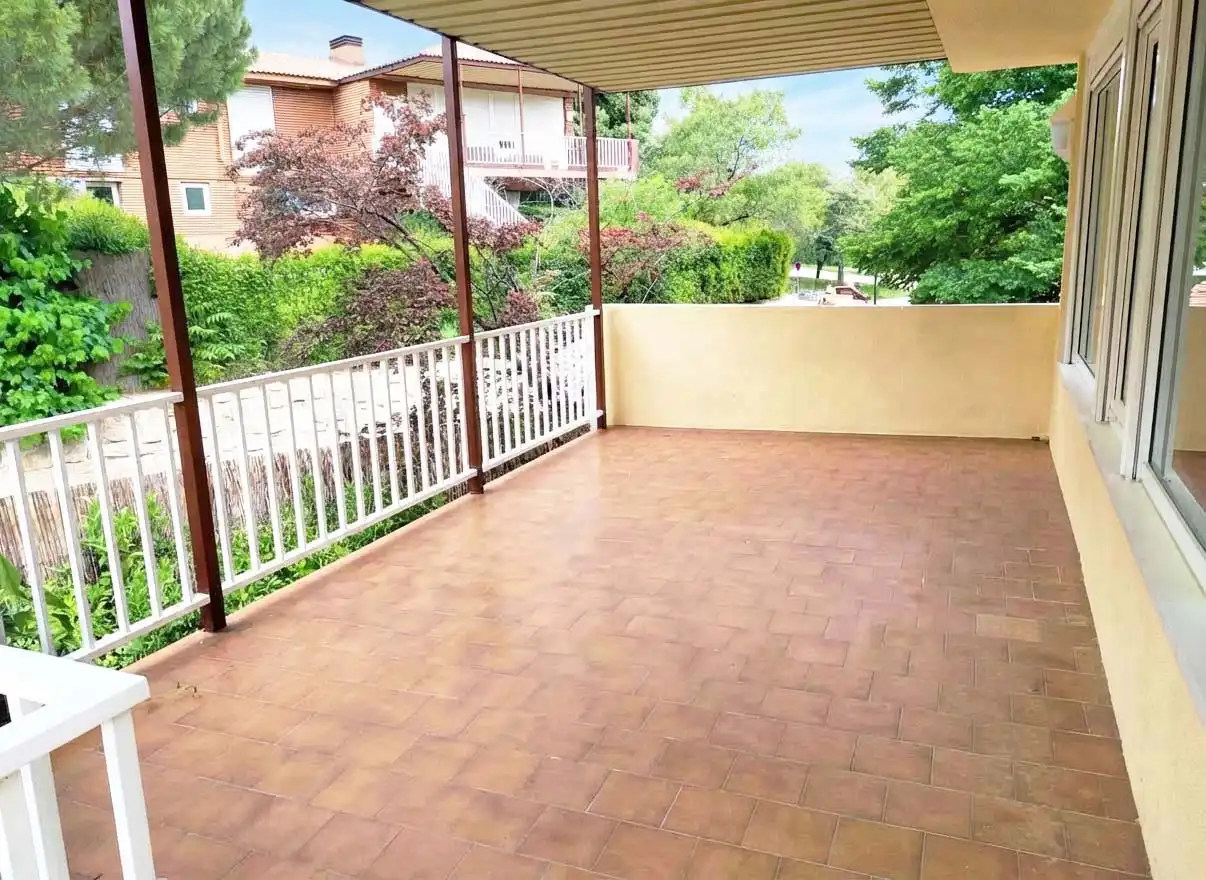 Casa aparellada amb piscina de lloguer a Paseo de los Parques 27, imagen 3
