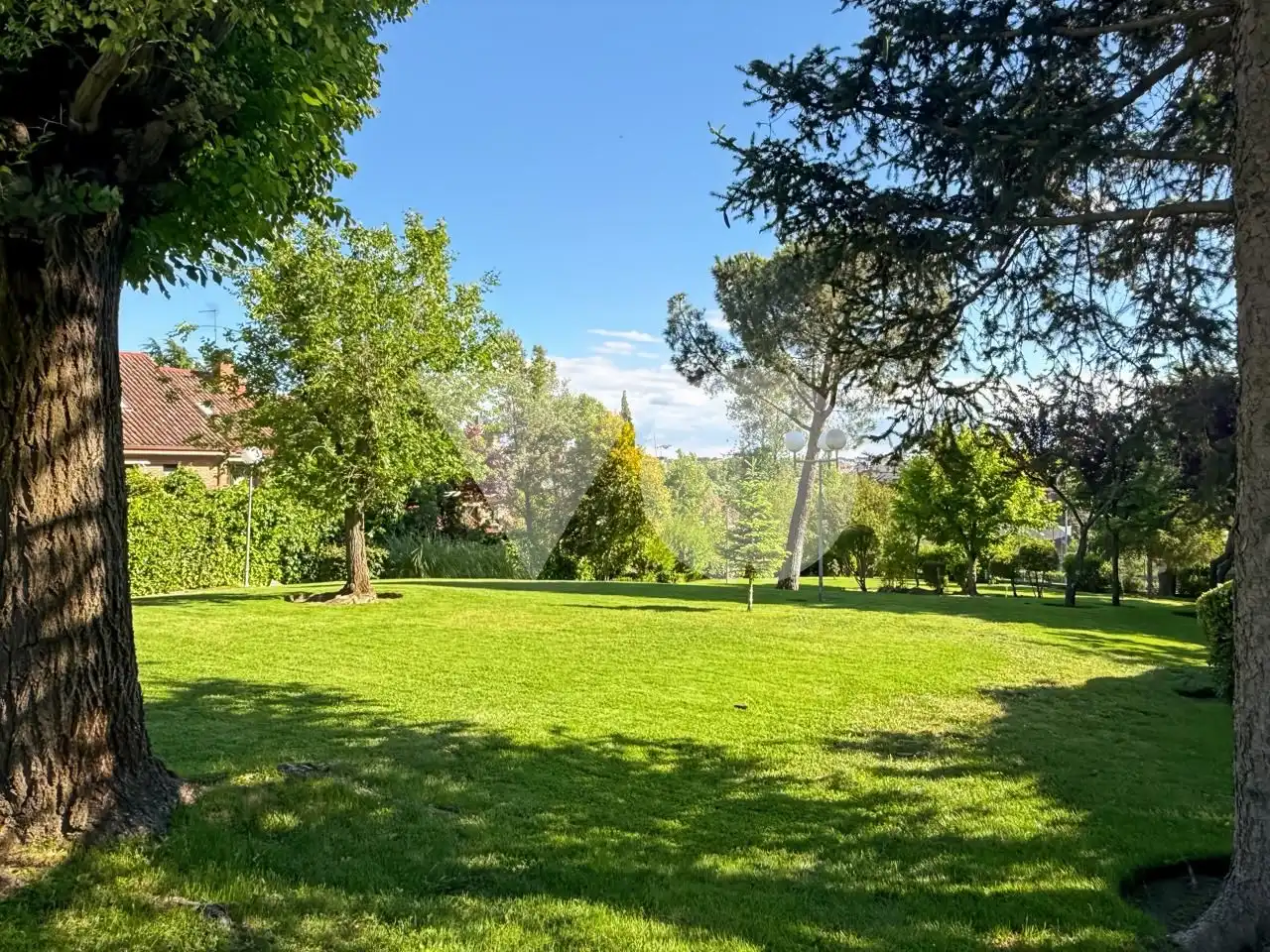 Jardí de Casa adosada en venda en Majadahonda amb Aire condicionat, Calefacció i Jardí privat