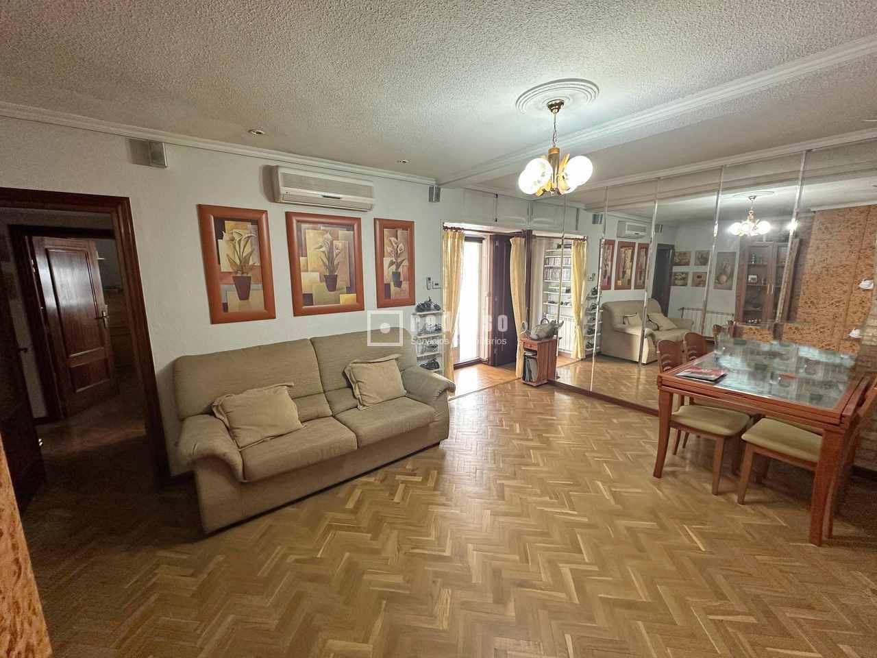 Sala d'estar de Pis en venda en  Madrid Capital amb Calefacció, Parquet i Terrassa