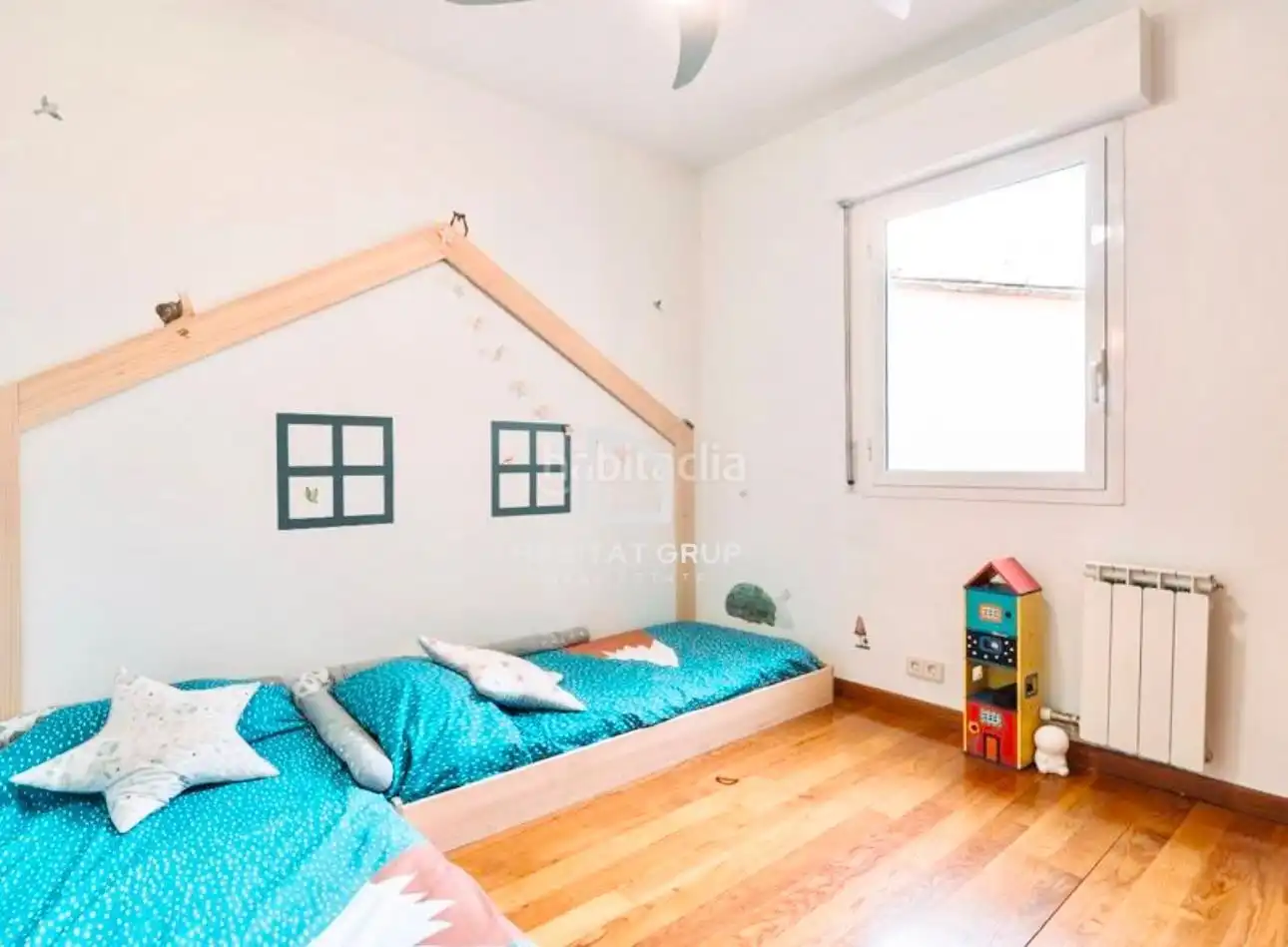 Habitación de Dúplex en venta en Girona con Calefacción, Terraza y Trastero