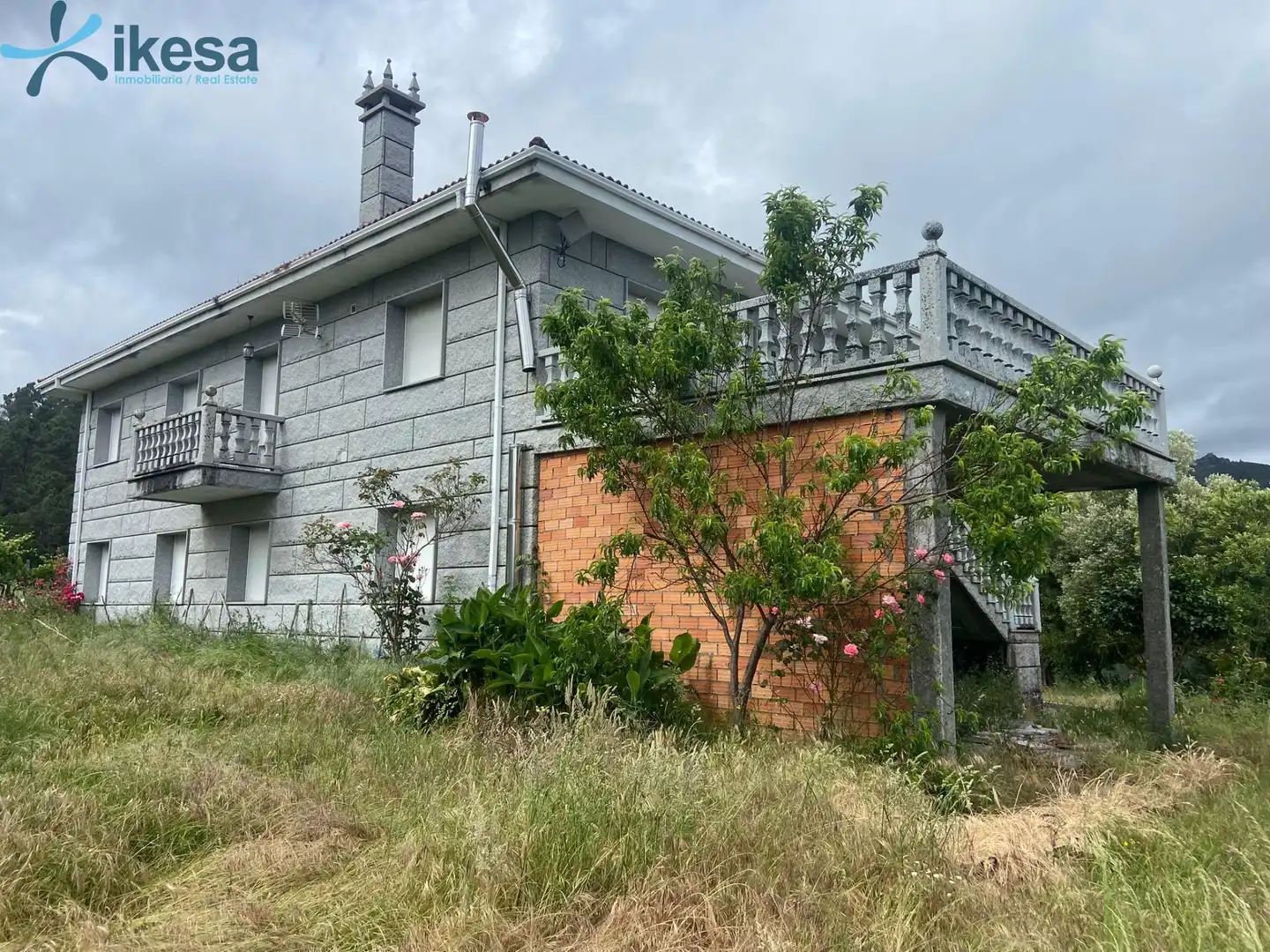 Vista exterior de Casa o xalet en venda en Entrimo amb Jardí privat