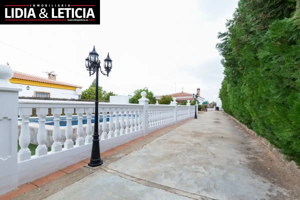Vista exterior de Casa o chalet en venta en Alcalá de Guadaira con Aire acondicionado, Calefacción y Jardín privado
