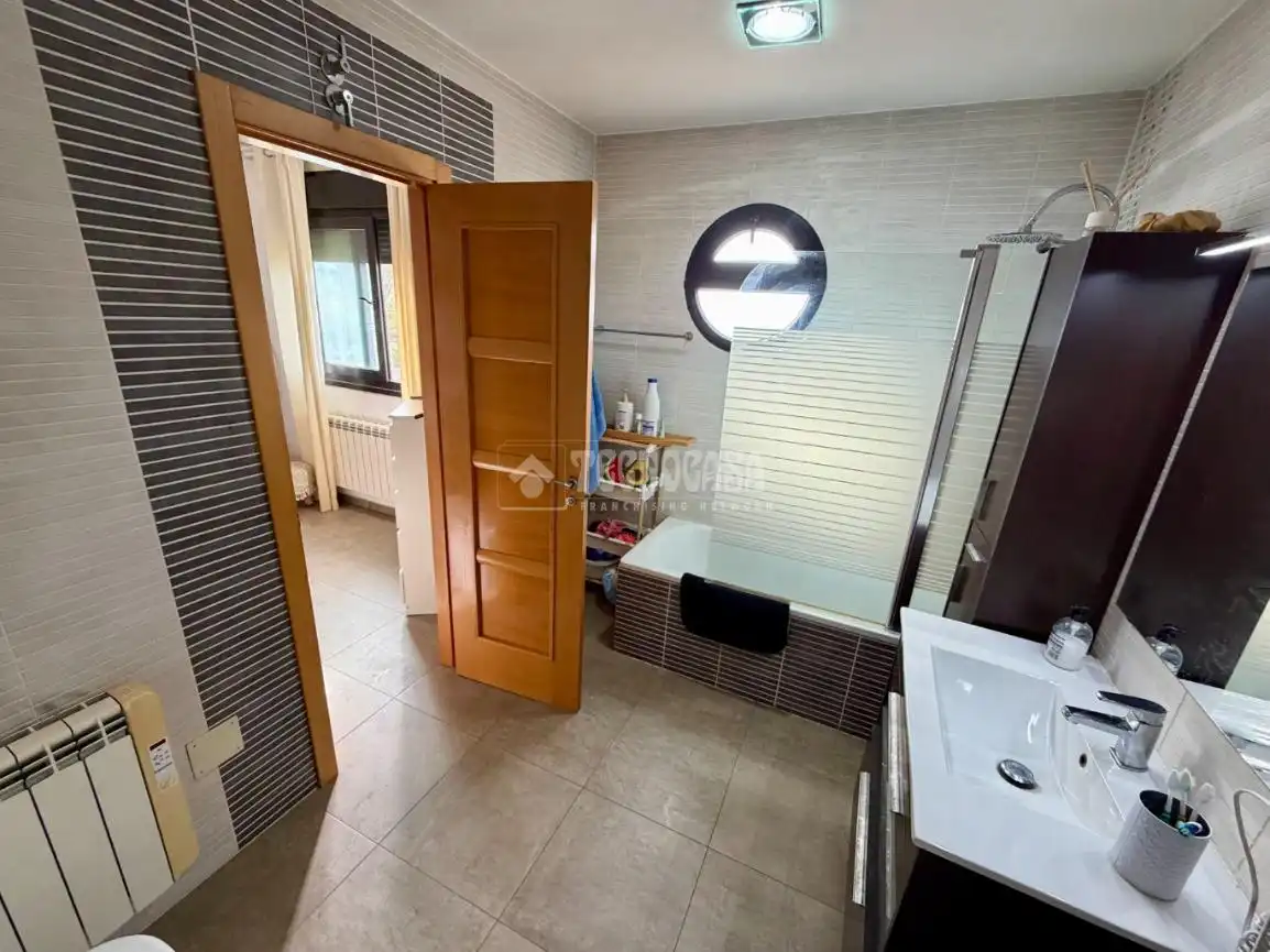 Baño de Casa o chalet en venta en Serracines con Calefacción y Jardín privado