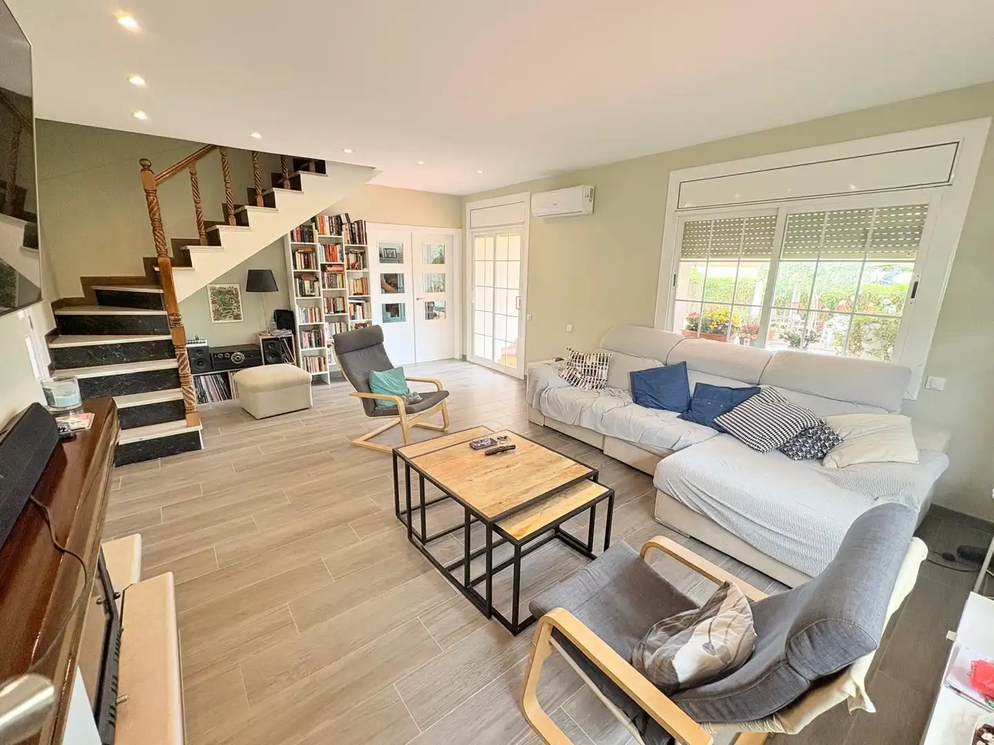 Sala de estar de Casa o chalet en venta en Corbera de Llobregat con Aire acondicionado, Calefacción y Jardín privado