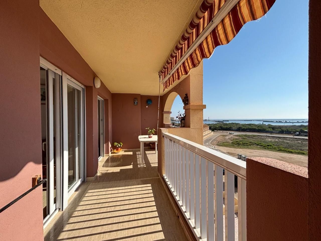 Terraza de Apartamento en venta en La Manga del Mar Menor con Calefacción, Terraza y Amueblado