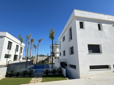 Semi-detached house with pool for sale in 4P Calle Fandango