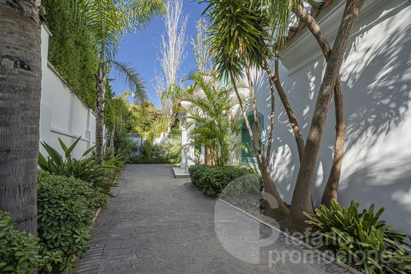 Vista exterior de Casa o xalet en venda en Málaga amb Aire condicionat, Jardí privat i Parquet
