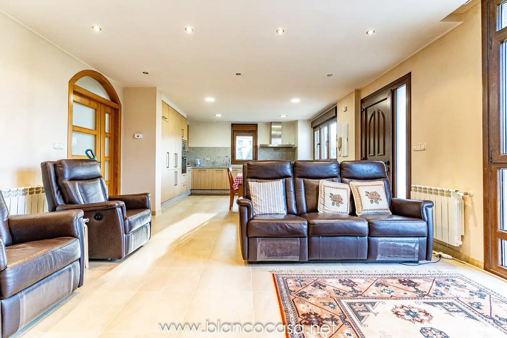 Sala de estar de Casa o chalet en venta en Carballo con Calefacción, Trastero y Amueblado