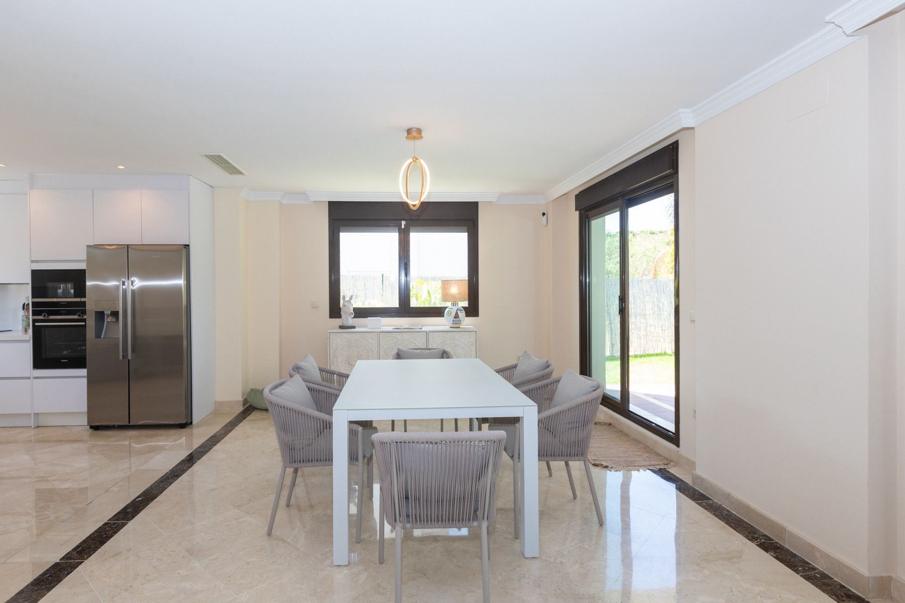 Menjador de Casa o xalet en venda en Estepona amb Aire condicionat, Jardí privat i Terrassa