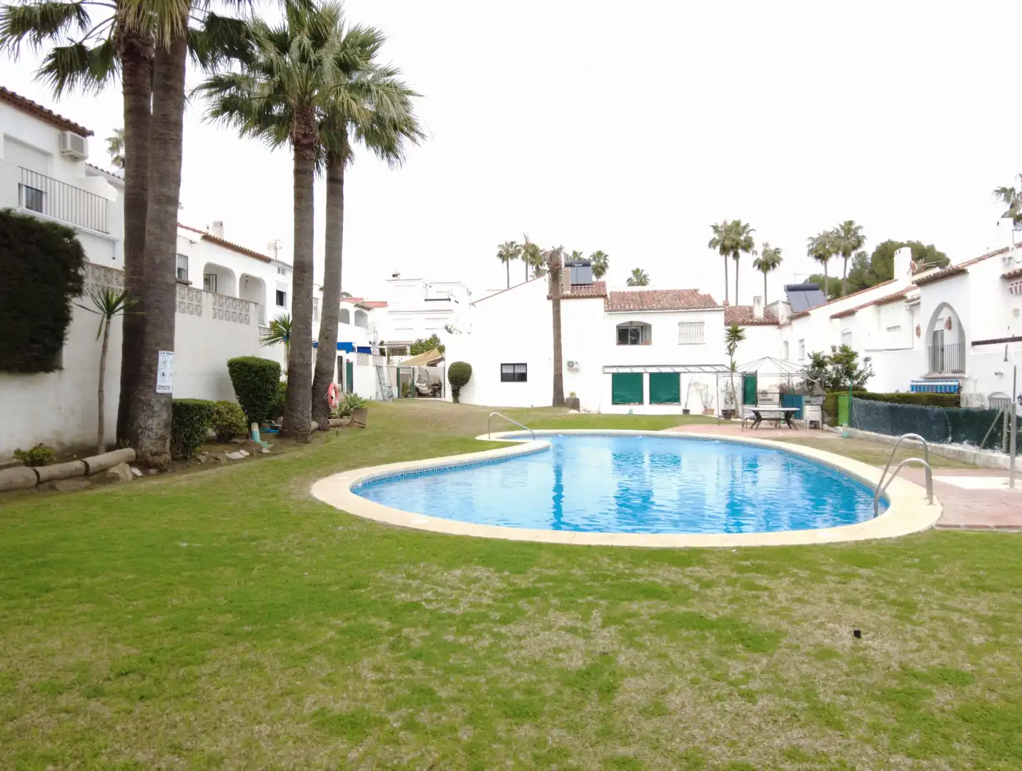Piscina de Casa adosada en venda en Estepona amb Jardí privat, Terrassa i Moblat