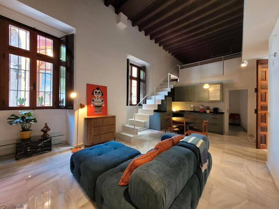 Sala d'estar de Pis de lloguer en  Sevilla Capital amb Aire condicionat, Moblat i Rentadora