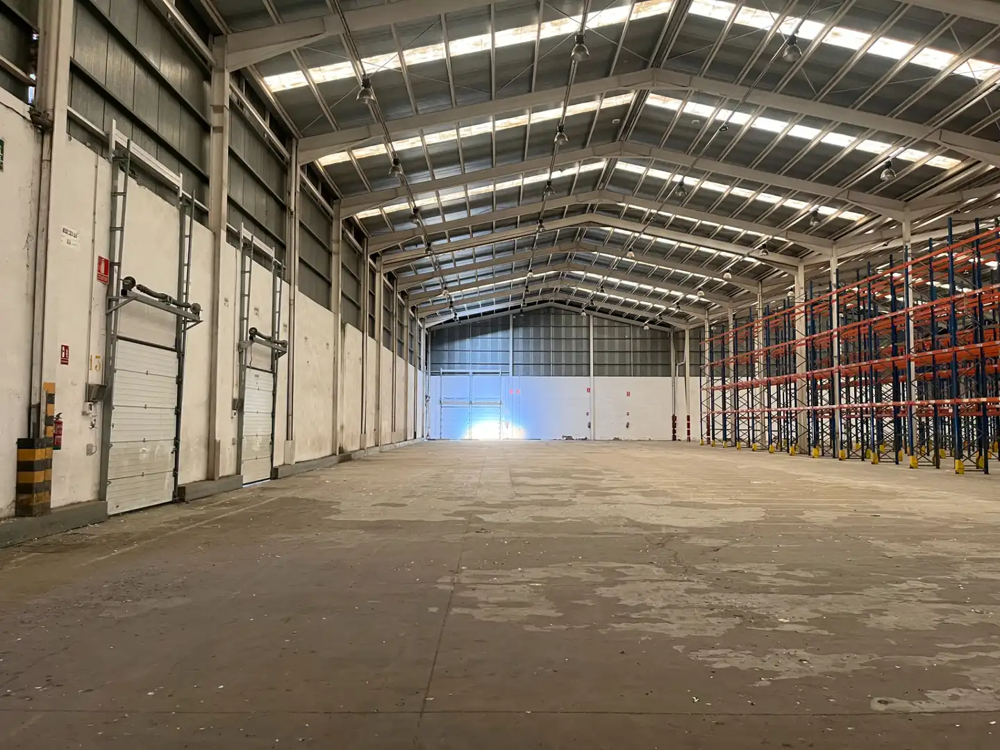 Vista exterior de Nau industrial de lloguer en Santovenia de la Valdoncina amb Calefacció i Alarma
