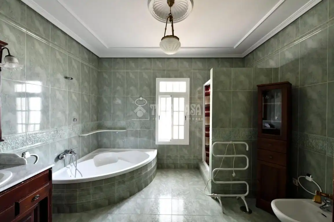 Bathroom of Houses for sale in El Puerto de Santa María