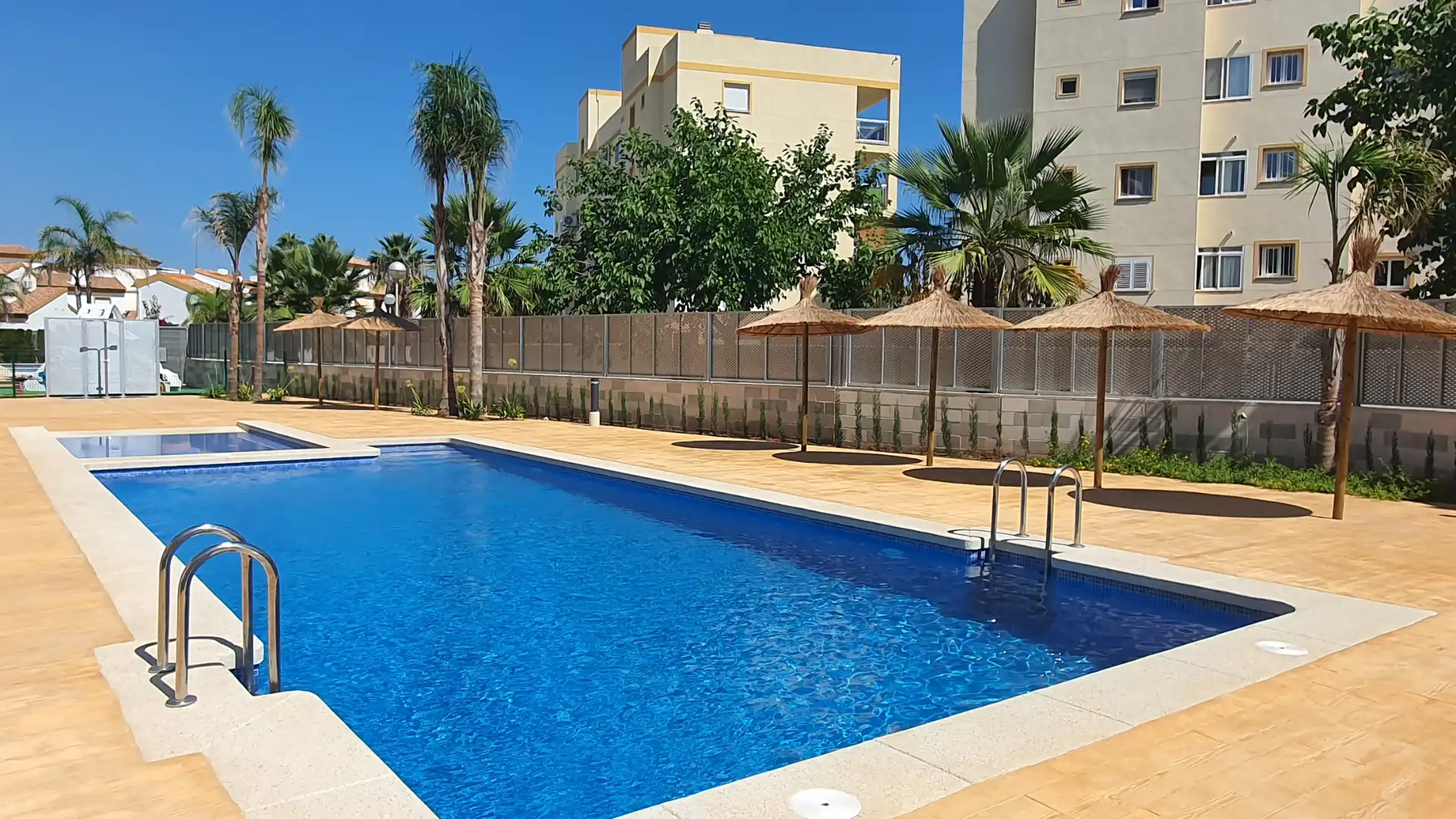Piscina de Apartamento de alquiler en Oliva con Aire acondicionado, Calefacción y Terraza