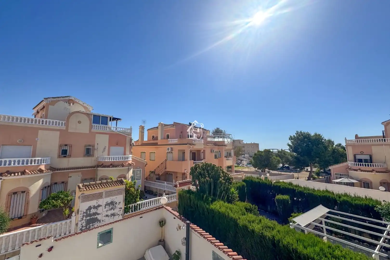 Vista exterior de Casa o xalet en venda en Orihuela amb Aire condicionat, Terrassa i Piscina