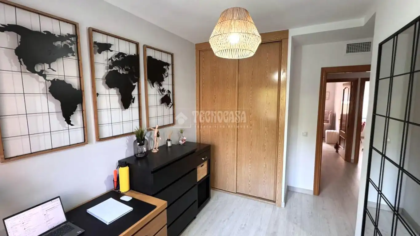 Habitación de Casa adosada en venta en Boadilla del Monte con Aire acondicionado, Calefacción y Piscina comunitaria