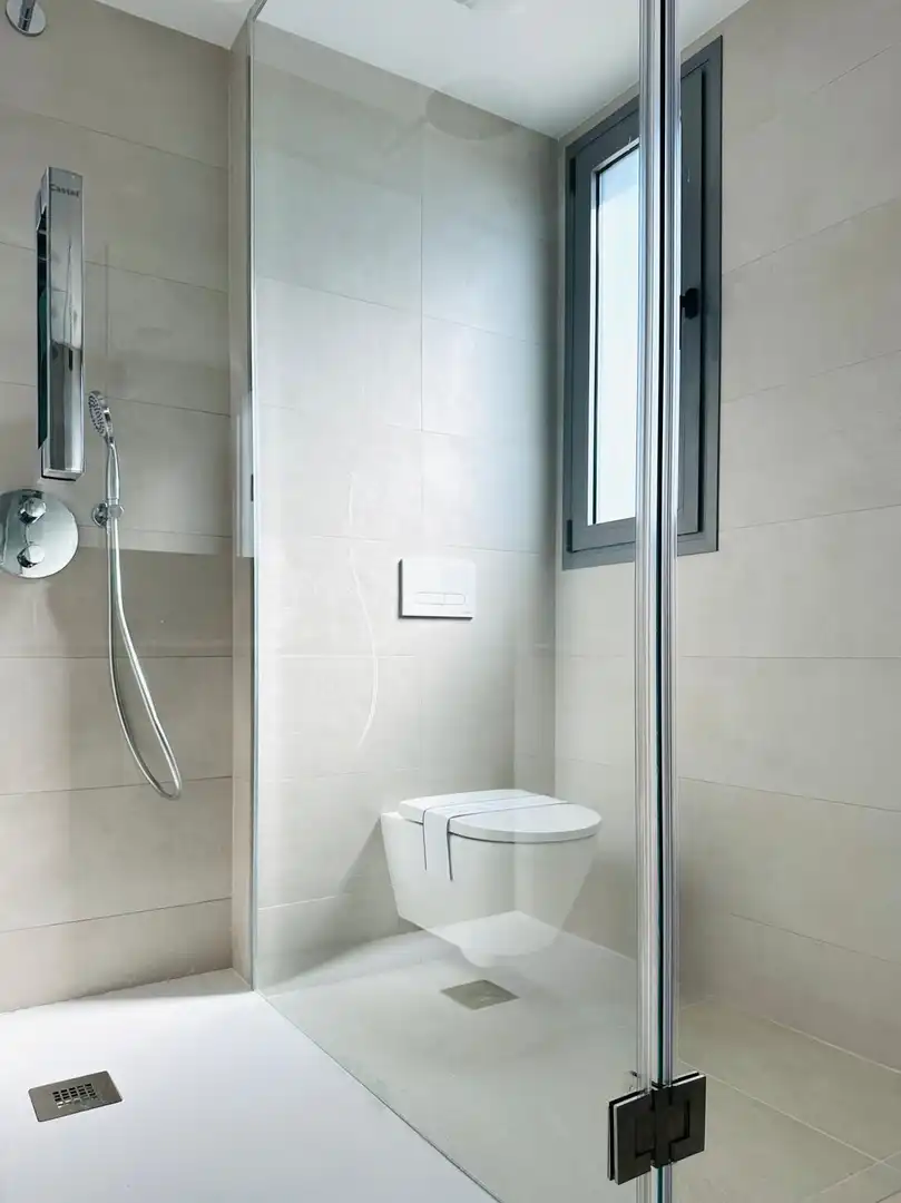 Badezimmer von Wohnungen zum Verkauf in Manilva mit Klimaanlage, Heizung und Terrasse