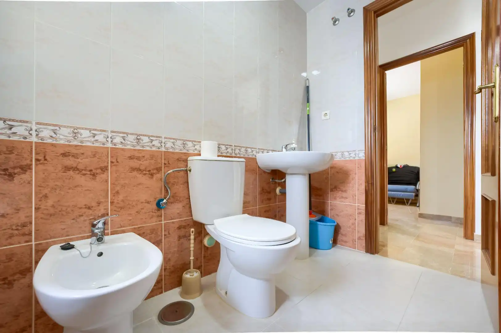 Bathroom of Houses for sale in Bollullos de la Mitación  with Air Conditioner and Community pool