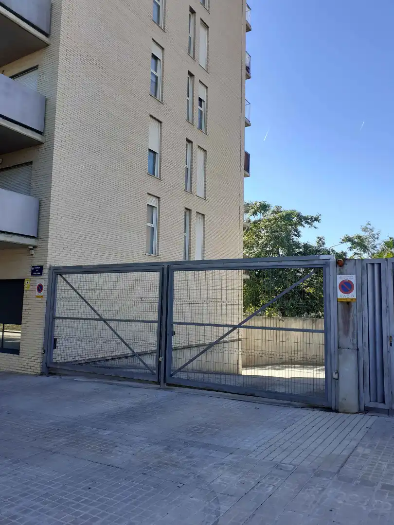 Außenansicht von Garage zum Verkauf in Valencia