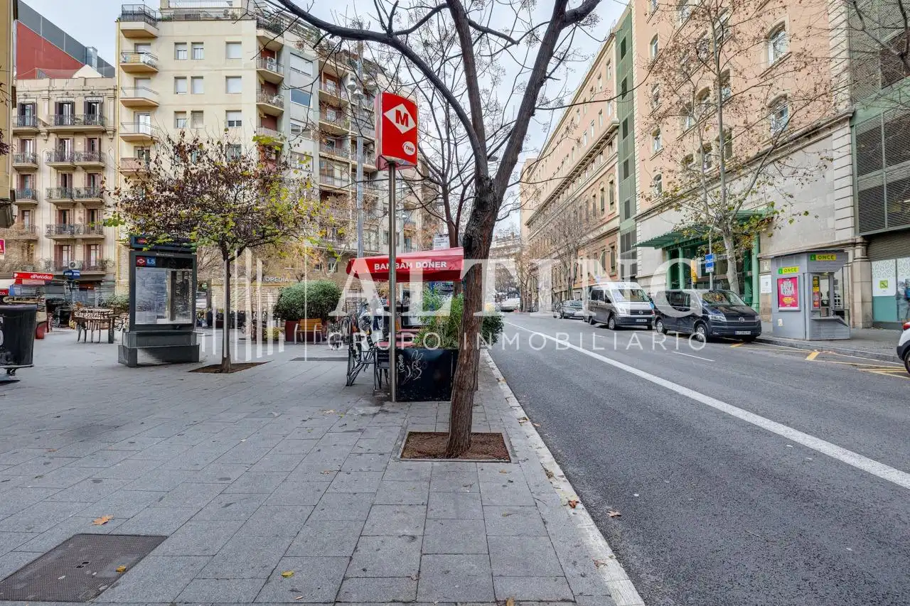 Vista exterior de Local en venda en Barcelona amb Aire condicionat