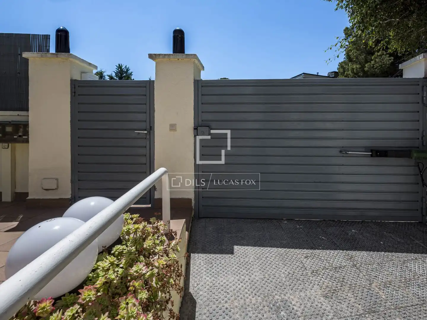 Vista exterior de Casa o xalet en venda en Castelldefels amb Aire condicionat, Calefacció i Jardí privat