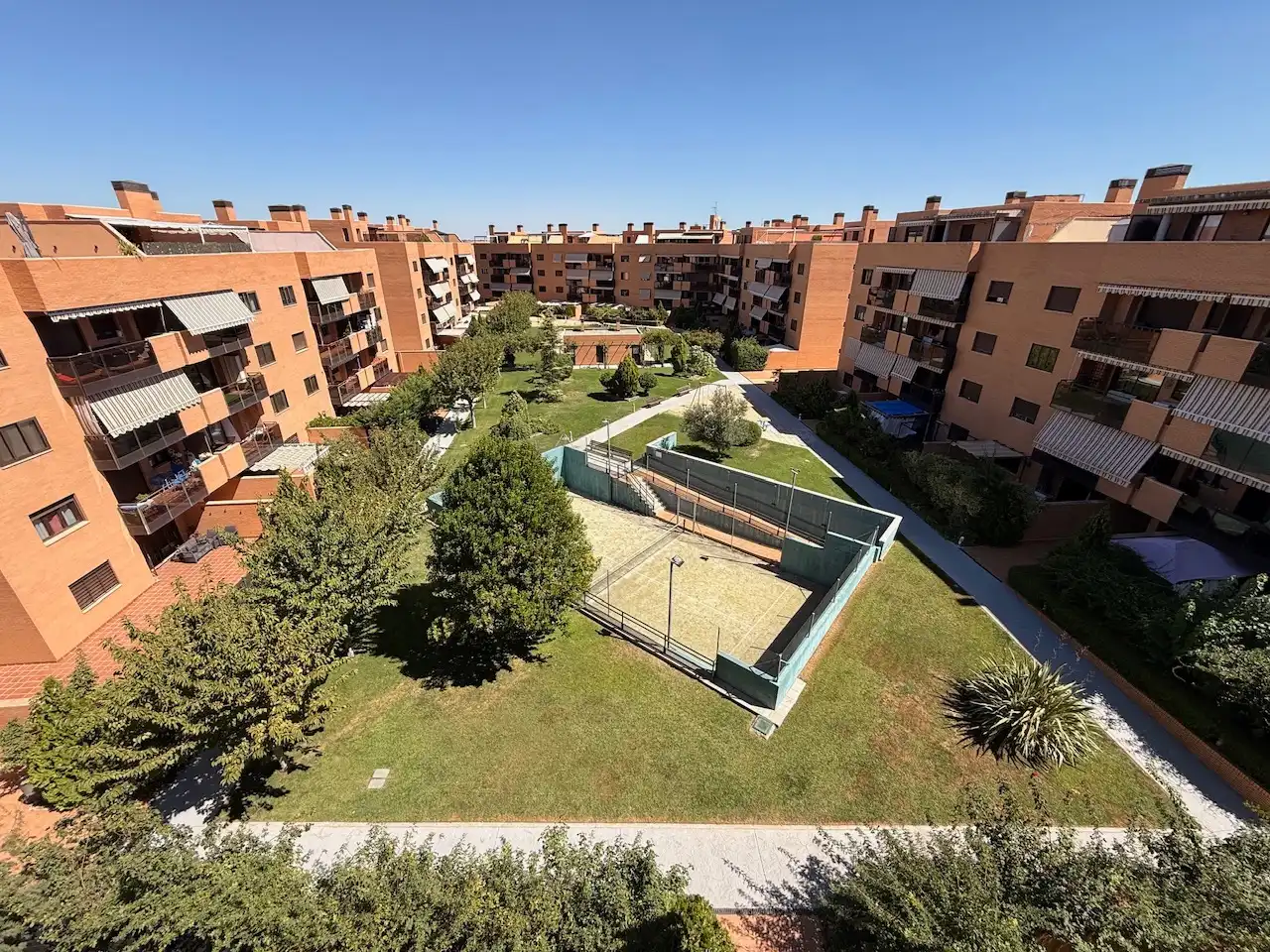 Vista exterior de Àtic de lloguer en Yebes amb Aire condicionat, Terrassa i Traster