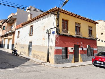 Casa con balcón en venta en Carretera de Murcia 13