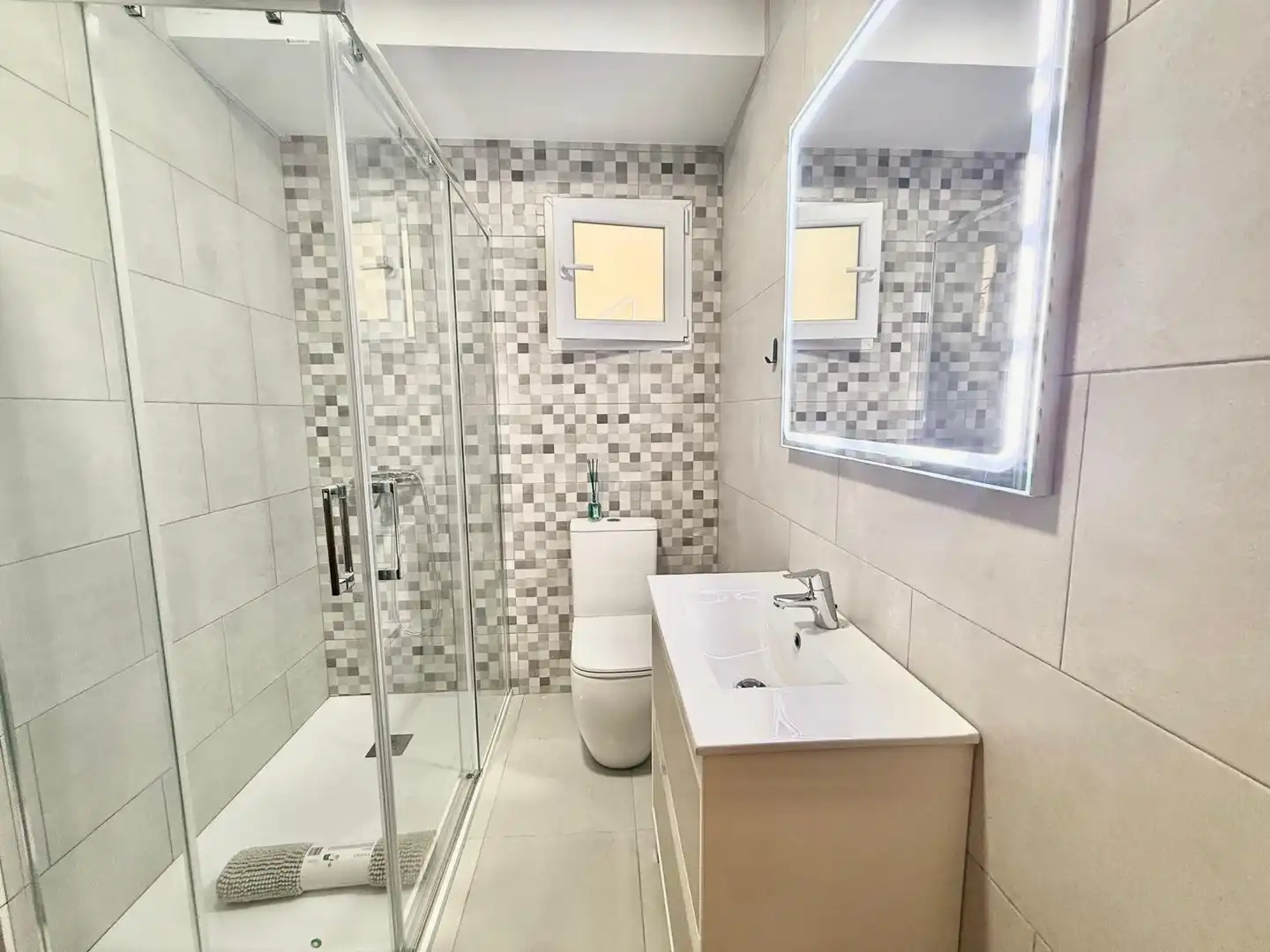 Bany de Apartament de lloguer en Alicante / Alacant amb Aire condicionat, Moblat i Balcó