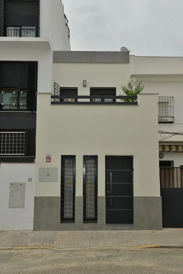 Vista exterior de Casa o xalet en venda en Sevilla amb Terrassa